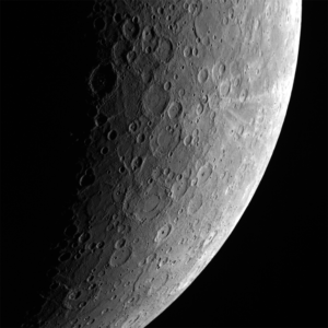 画像：クレーターだらけで月に似ている水星表面