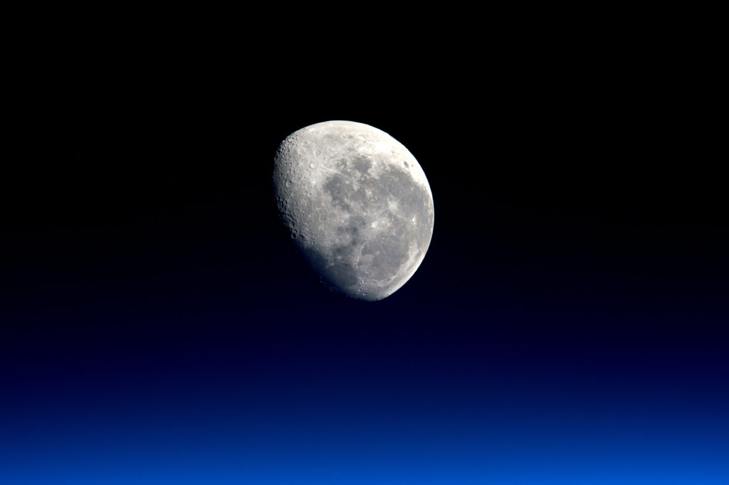 画像：地球からの青い光の中に浮かぶ月