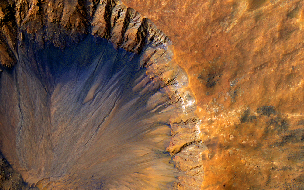 写真：赤茶けた火星表面のクレーター