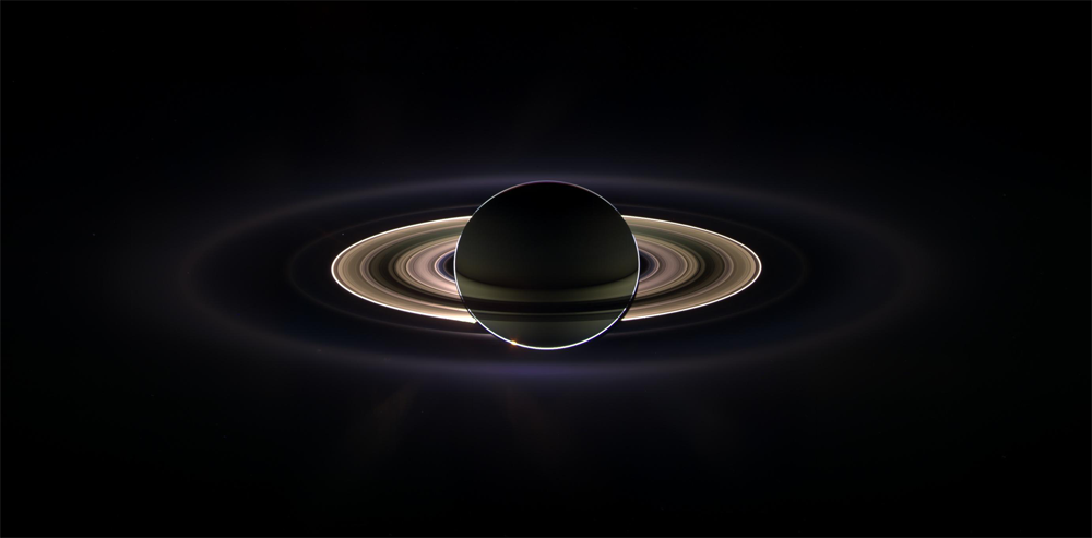 写真：暗闇に浮かびあがる土星の美しいシルエット