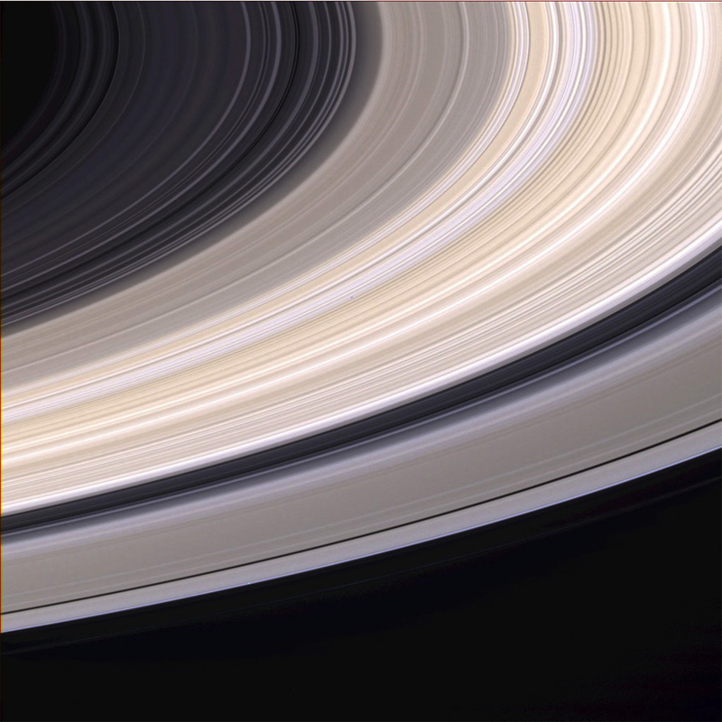 写真：紫色に映る美しい土星のリング