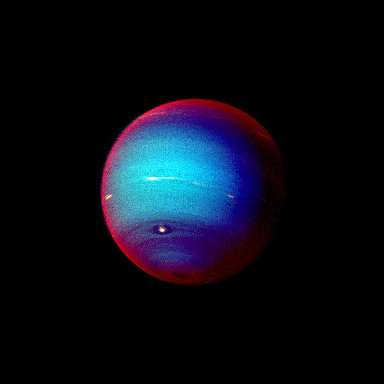 写真：縁が赤く海王星