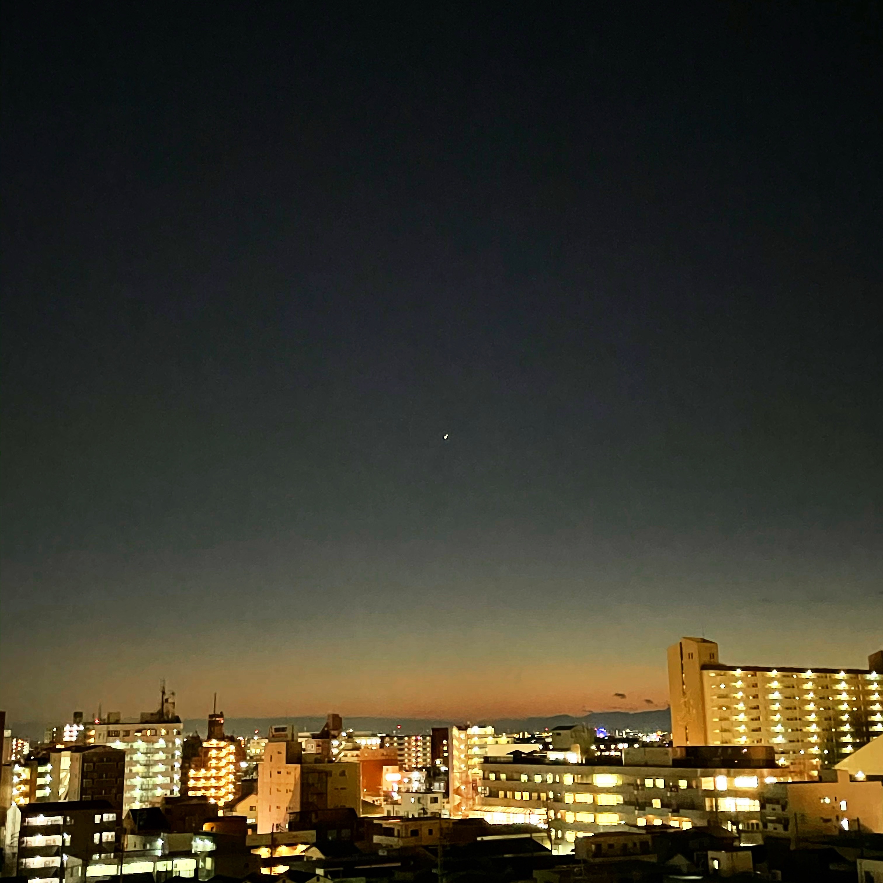 写真：2020年12月21日 17時44分24秒　名古屋市西部でスマートフォンで撮影したグレートコンジャンクションの様子