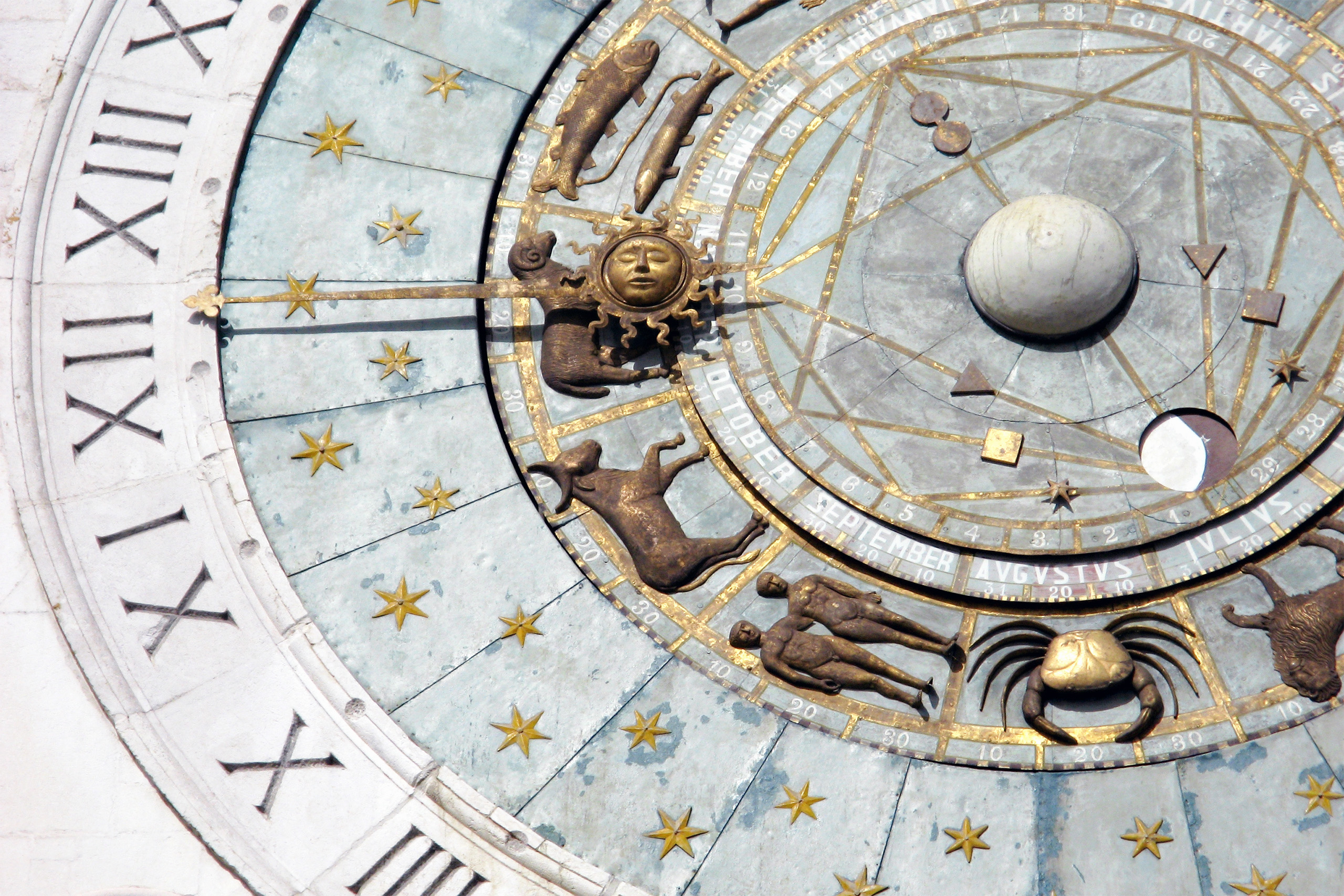 写真：ゾディアックがデザインされたシンボリックな大時計