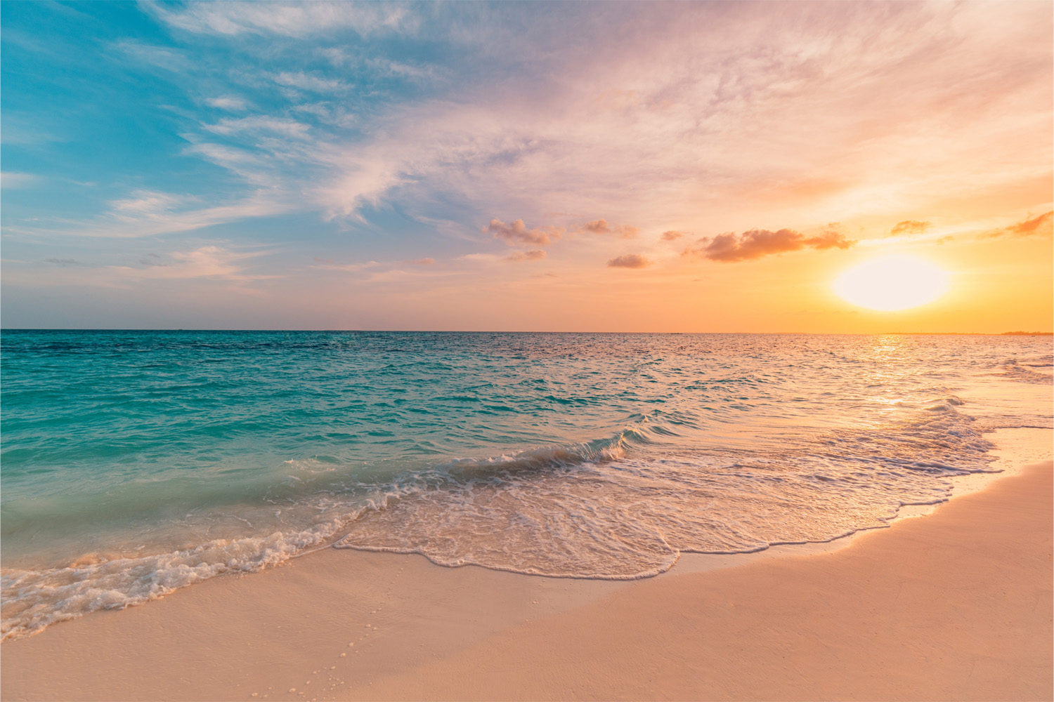 写真：やわらかな光の朝焼けの海岸