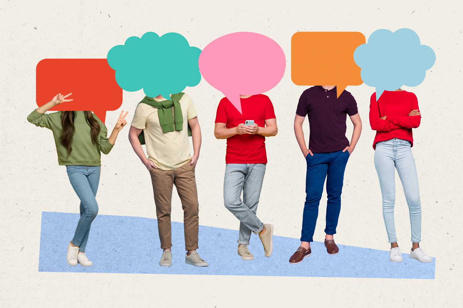 写真：吹き出しのお面を被った人々　それぞれ異なる色と形